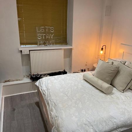 Central Private Double Bedroom In A 2Bedroom Apartment, Connected Via Underground, Overground And Many Bus Routes Londres Extérieur photo