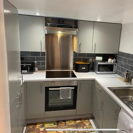 Central Private Double Bedroom In A 2Bedroom Apartment, Connected Via Underground, Overground And Many Bus Routes Londres Extérieur photo