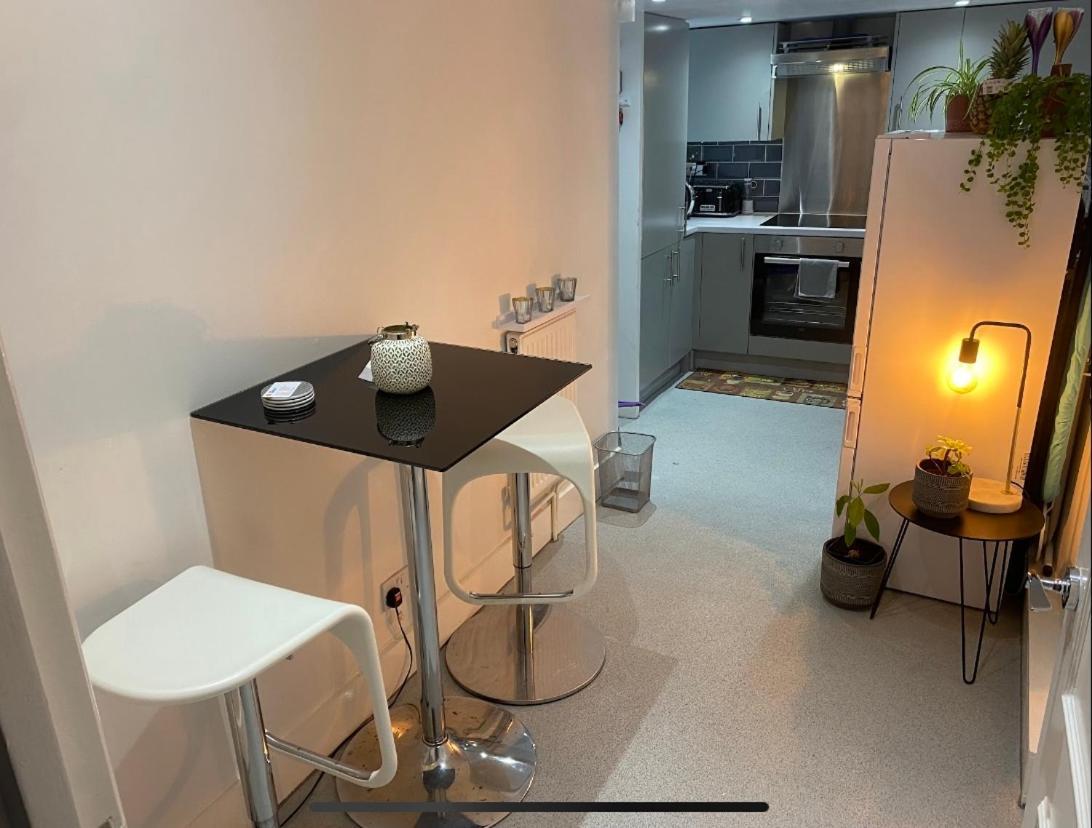 Central Private Double Bedroom In A 2Bedroom Apartment, Connected Via Underground, Overground And Many Bus Routes Londres Extérieur photo