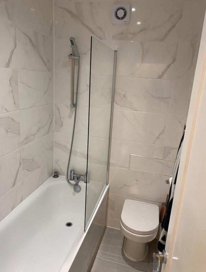 Central Private Double Bedroom In A 2Bedroom Apartment, Connected Via Underground, Overground And Many Bus Routes Londres Extérieur photo