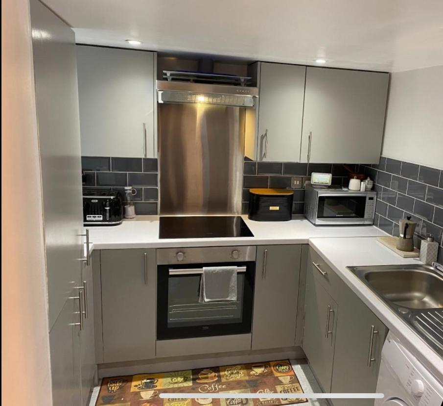 Central Private Double Bedroom In A 2Bedroom Apartment, Connected Via Underground, Overground And Many Bus Routes Londres Extérieur photo