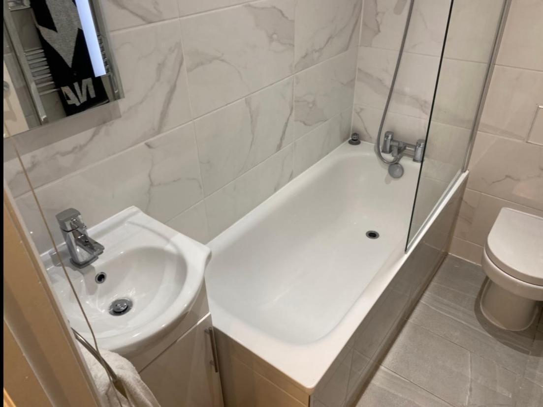 Central Private Double Bedroom In A 2Bedroom Apartment, Connected Via Underground, Overground And Many Bus Routes Londres Extérieur photo